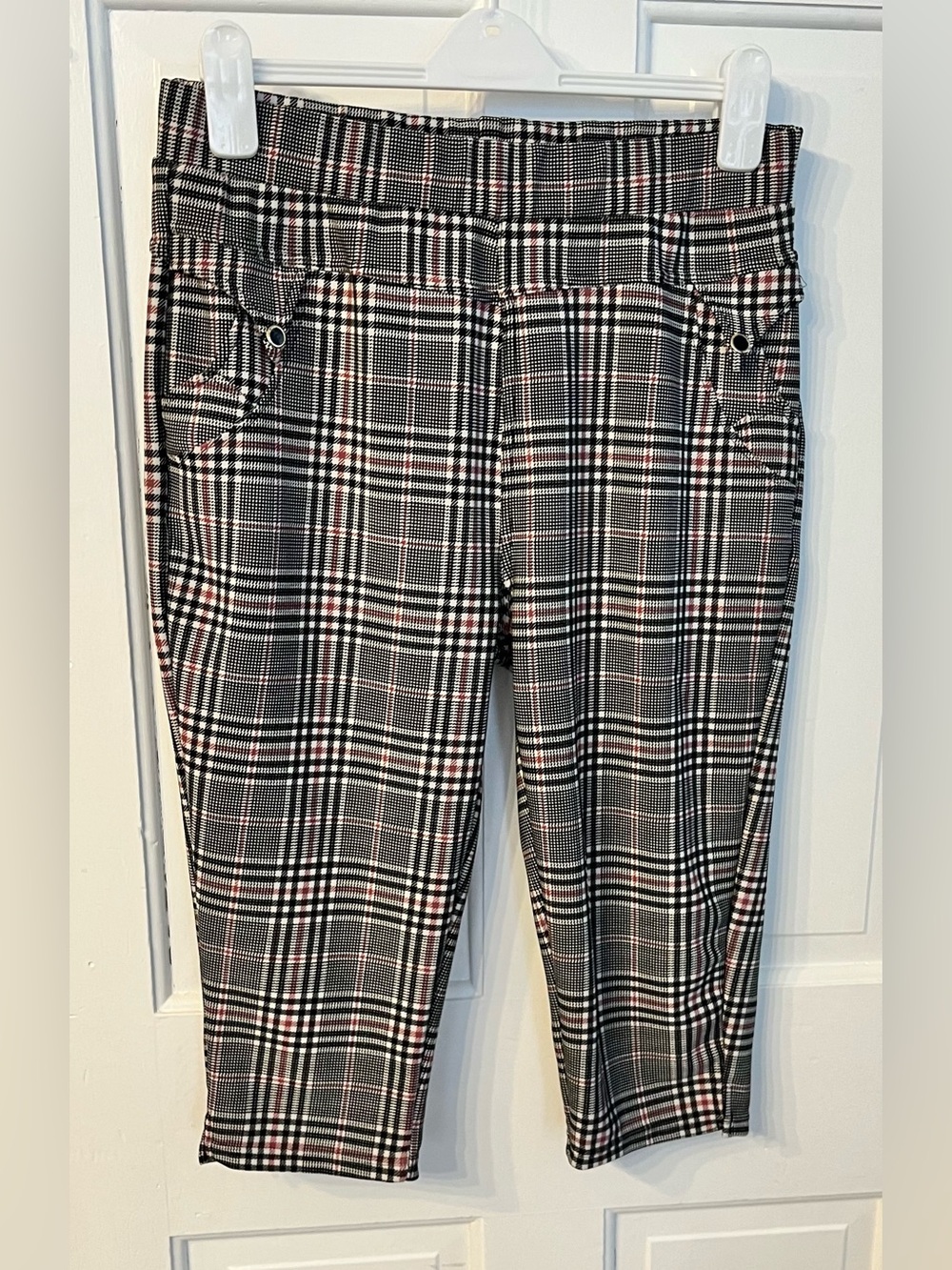 Black Red White Plaid Women's Crop Capri Pants 2XL
